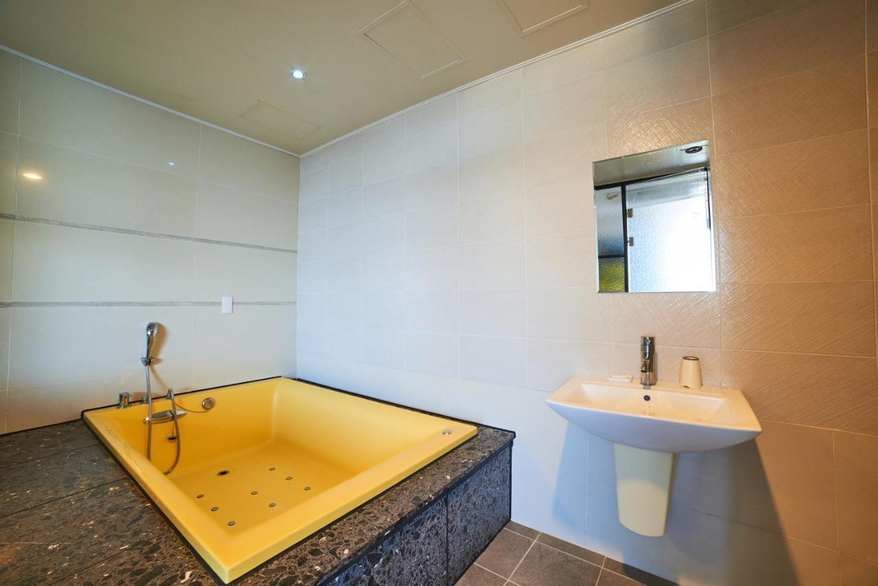 Busan Premium V Hotel Екстер'єр фото